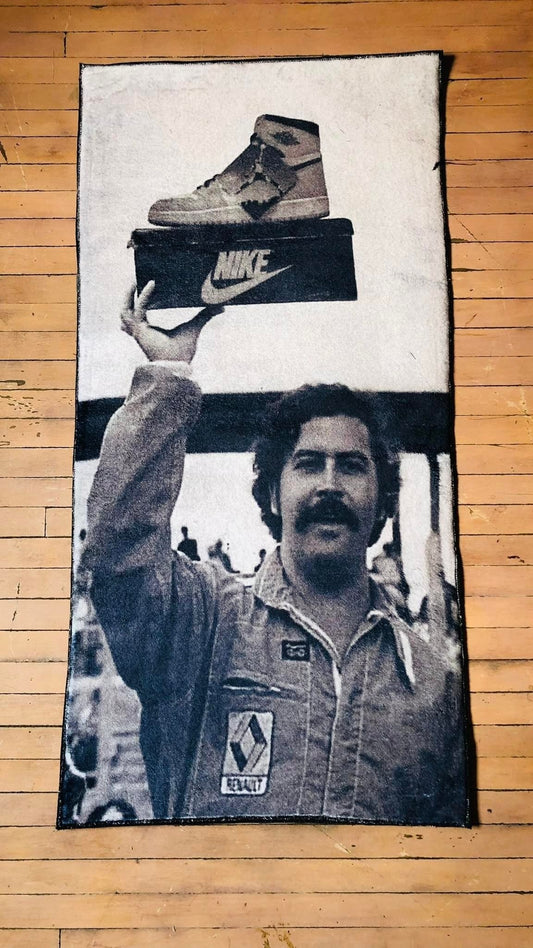 Tapete para interior Pablo Escobar con tenis Nike